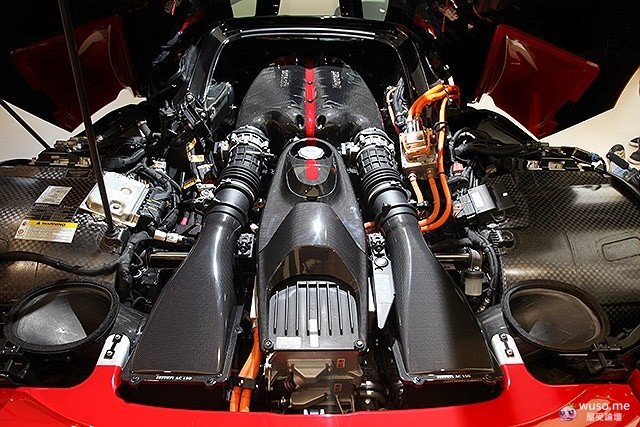 LaFerrari Spider確定也將搭載圖中LaFerrari上的6.3升V12引擎搭配HY-KERS油電混合動力組合，提供超過900匹 ...