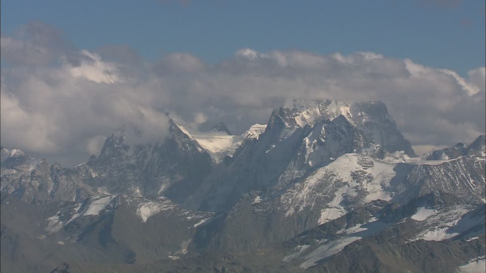 572128192-高加索山脉-山坡-隐蔽的地方-云景.jpg