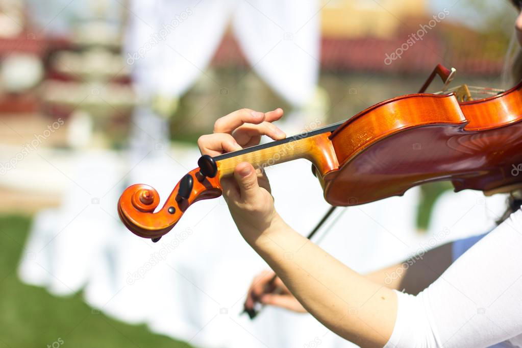 depositphotos_71783519-stock-photo-girl-playing-on-the-violin.jpg