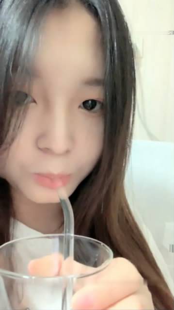 STP12044 小可爱平台(原卡哇)颜值不错身材丰满美女草莓熊双人直播大秀 奶子大口活超棒.jpg