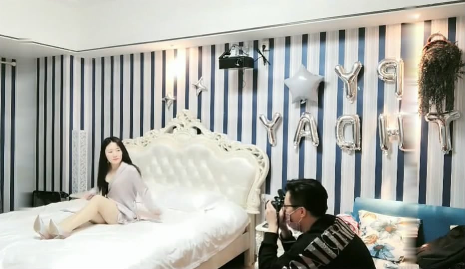 STP14405 22岁艺校女生被两个社会哥冒充摄影师套路到酒店私拍潜规则啪啪啪.jpg.jpg