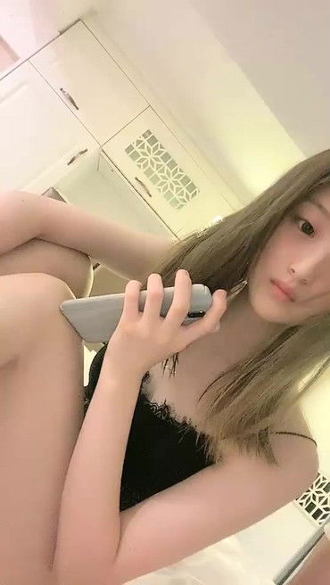 STP15247 白皙苗条嫩妹在睡觉扒下内裤手指摸逼，抬起双脚插入近距离特写快速抽插，搞.jpg