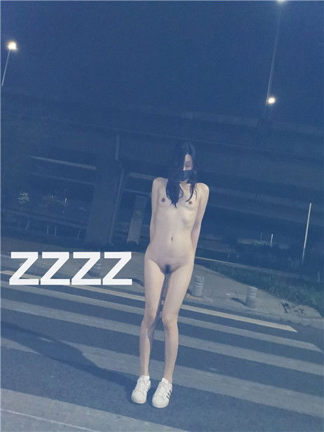 STP15302 【重磅推荐】推特红人广州情侣『ZZZZ』露出抖M  极限挑战 凌晨全裸天桥啪啪.jpg