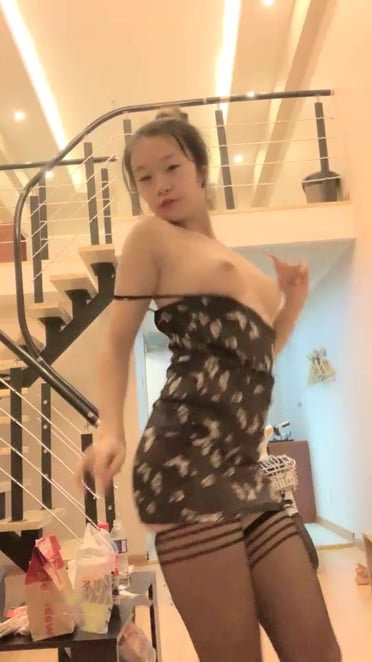 STP15572 零零后酒吧女性感美乳萌妹黑丝脱衣舞诱惑，翘起圆润大屁股口交后入抽插爆菊..jpg