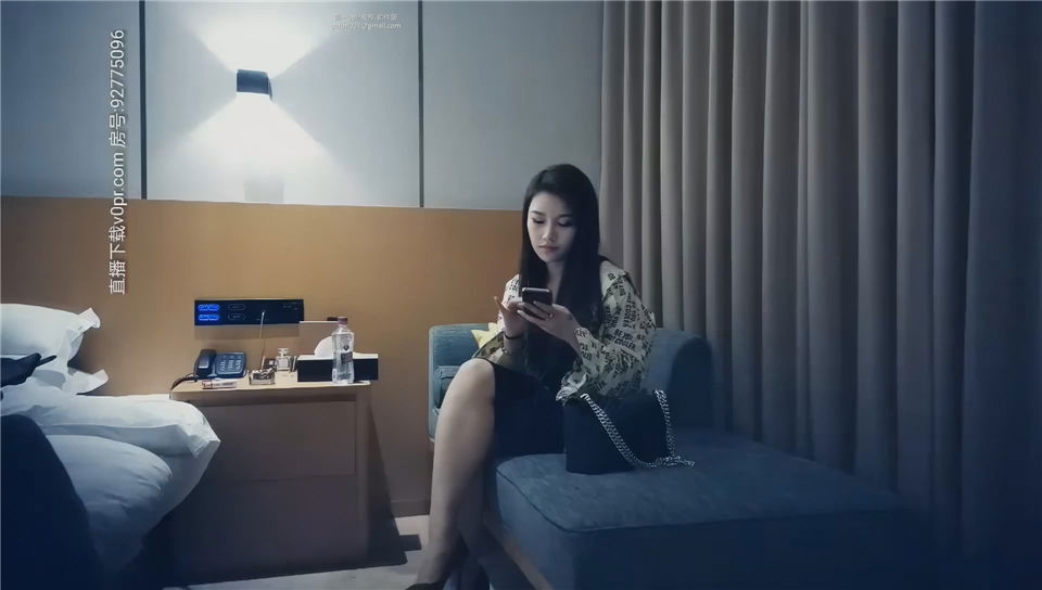STP15828 高颜值长发妹子，穿上黑丝高跟鞋舔弄翘屁股口交猛操.jpg