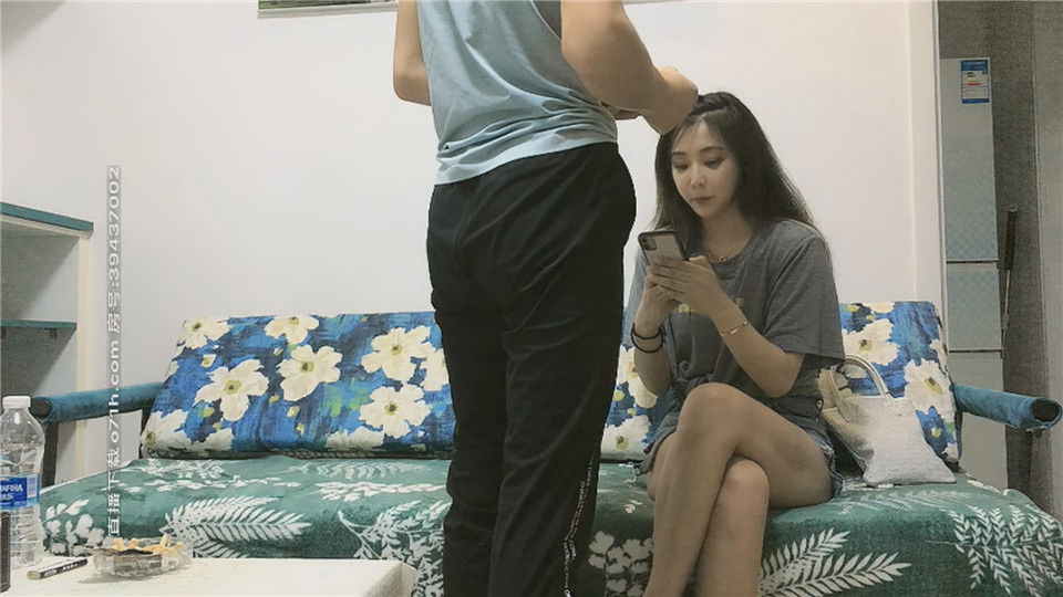 STP16184 牛仔短裙妹子，颜值身材都不错，脱光玩会儿一直要求去床上，怒赶走.jpg.jpg