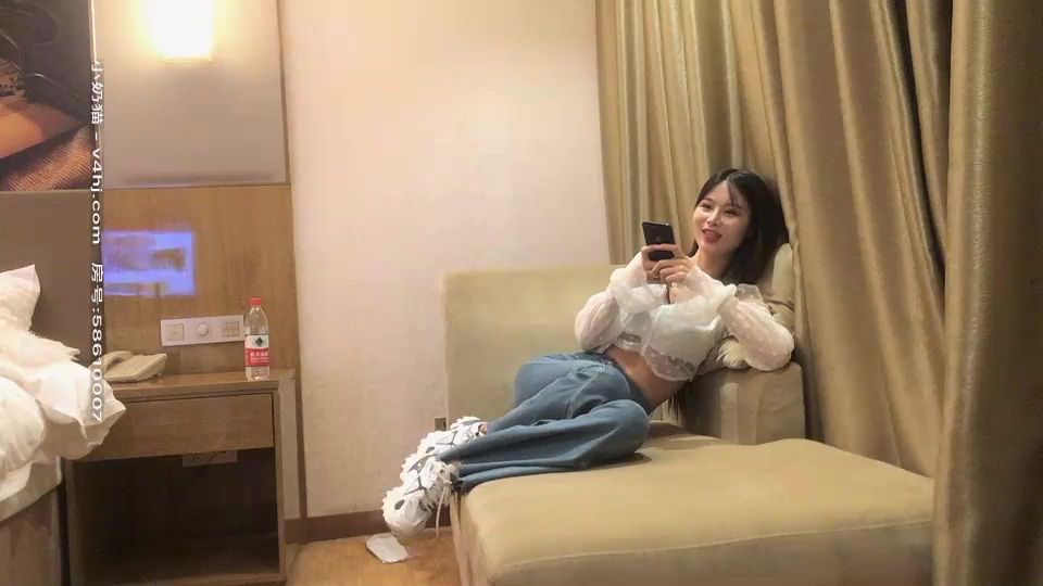 STP17600 高颜值苗条身材牛仔裤妹子，穿上吊带情趣装黑丝高跟鞋镜头前猛操.jpg.jpg