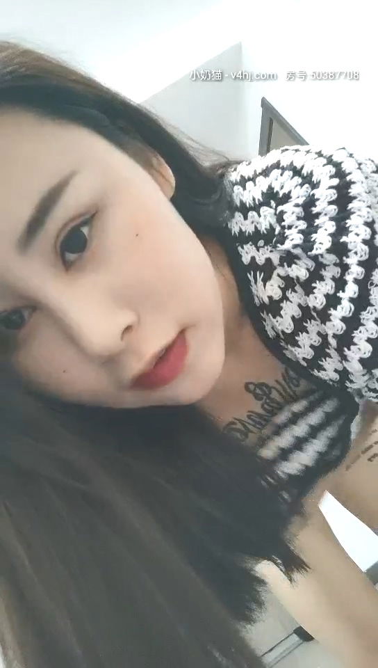 STP17783 车模小伊伊全程露脸大秀直播，AV棒玩弄骚逼道具双插真刺激，勾引在睡觉的小.jpg