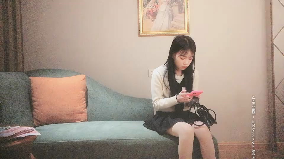 STP17803 00后小萝莉，兼职学生妹清纯乖巧，丝袜撕开抠穴，残暴输出妹子表情好痛苦.jp.jpg