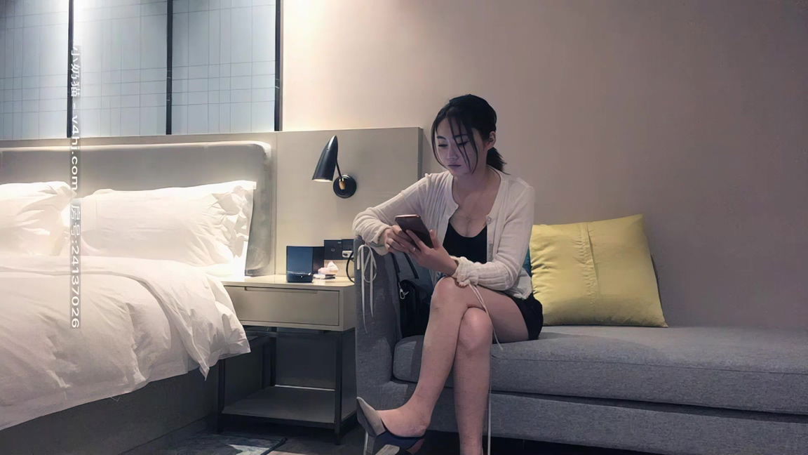 STP17900 两个少妇酒店啪啪，舔弄边操边摸两个轮着大力猛操.jpg