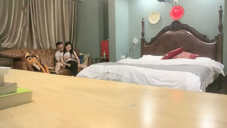 STP18225 酒店公寓高价网约外围身高160性格活泼开朗小美女洋洋服务上流人瘦奶大急不可.jpg