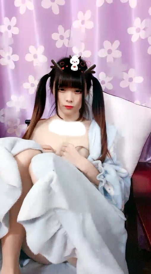 kpkp3.com-STP24309 一脸呆萌18双马尾小萝莉  娇小身材白嫩贫乳  撩起睡衣扭动屁股 掰.jpg