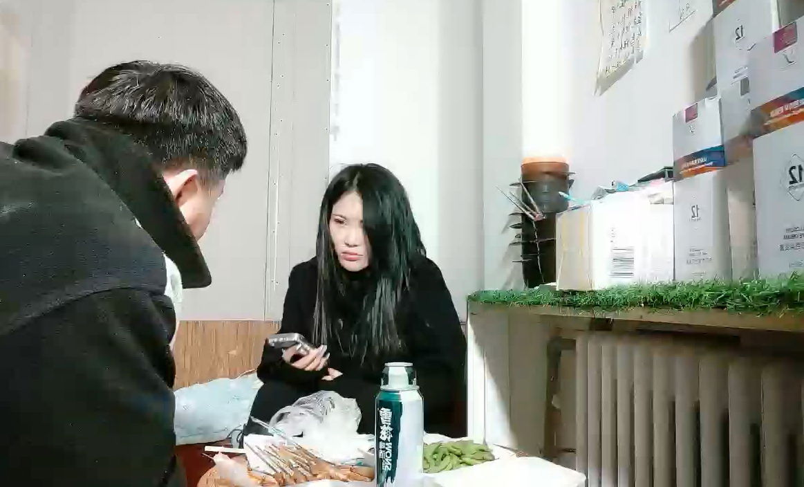 kpkp3.com-STP24502 泡良高手带妹子回宿舍，吃饱喝足操逼，慢慢凑近摸摸搞搞，美女欲.jpg