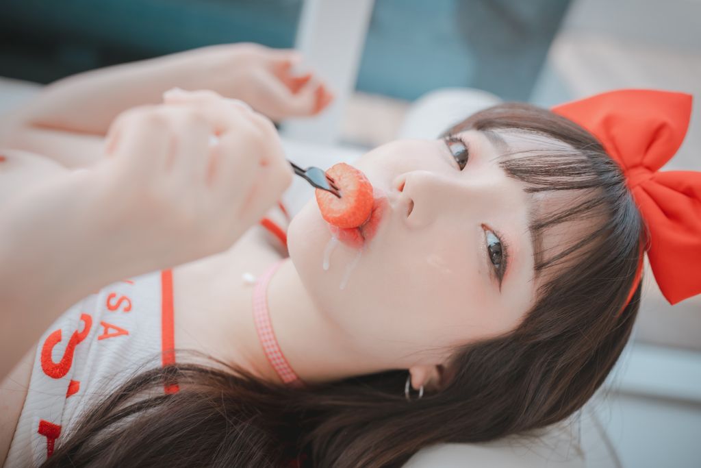 DJAWA-Photo-Son-Ye-Eun-Strawbeery-Girl-MrCong.com-070.jpeg