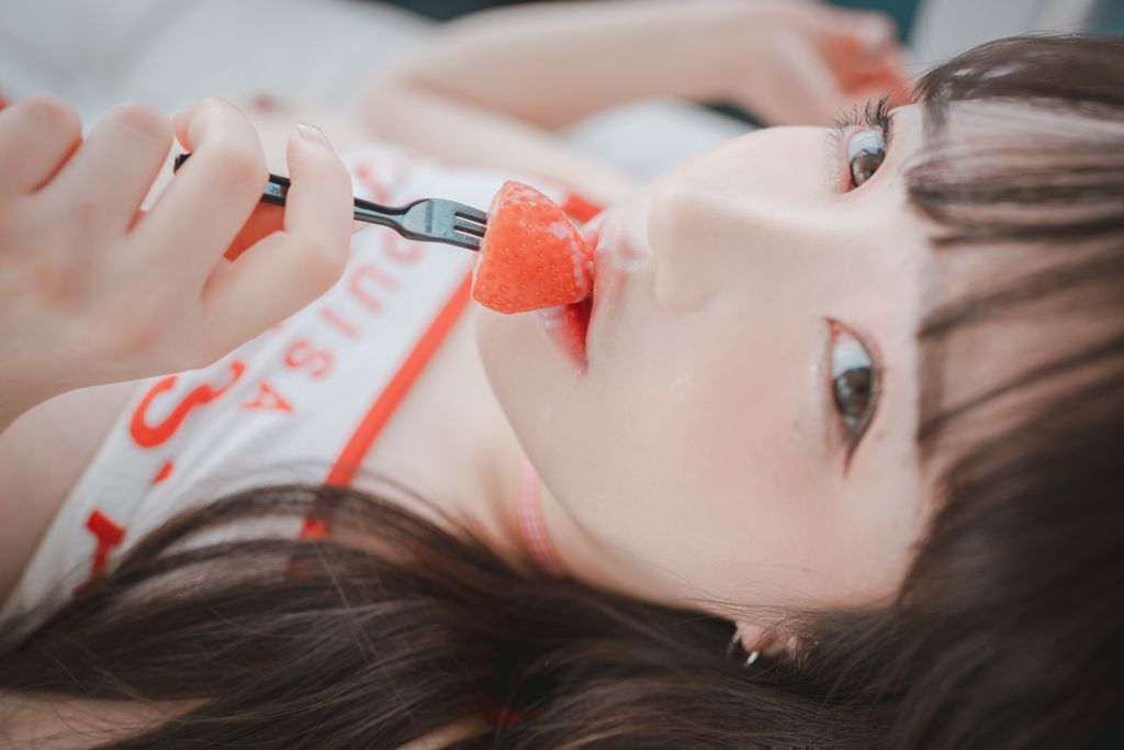 DJAWA-Photo-Son-Ye-Eun-Strawbeery-Girl-Uncensored-MrCong.com-001.jpeg