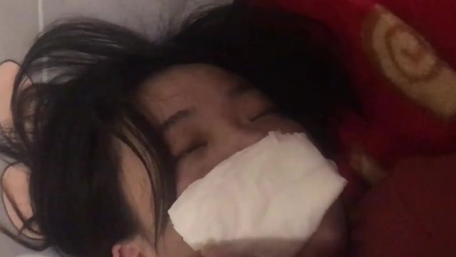 屌丝小叔子趁着哥哥出差下药迷玩 正在房间睡觉嫂子的骚逼.mp4_20240528_075948.820_看图王.jpg