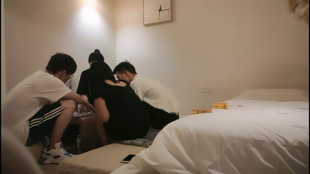 两对夫妻激情4P密码房，先打扑克后打炮.mp4_20240623_020815.091.jpg