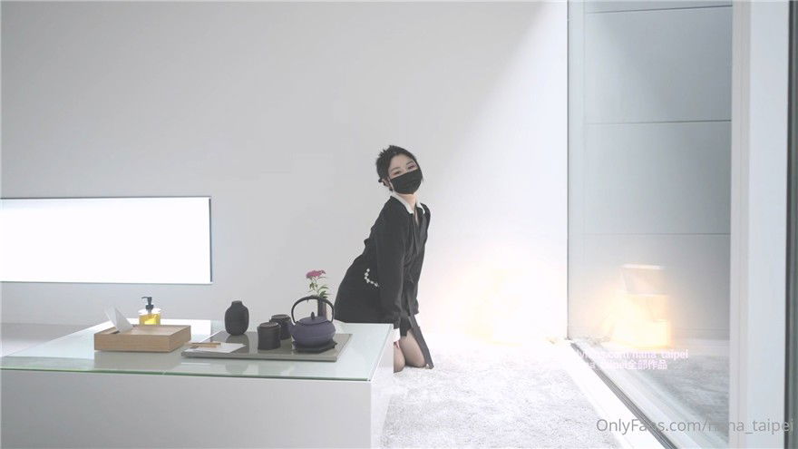 OF056 Onlyfans极品白虎网红小姐姐NANA吊带黑丝-房产经纪人的情趣内衣.jpg