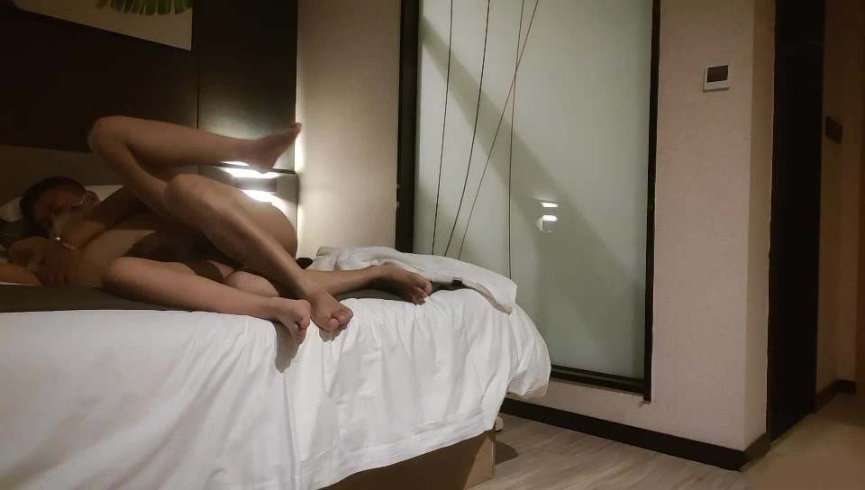 288C罩杯美乳兼职，23岁漂亮温柔，2000块一炮，165cm，共赴高潮.mp4.0008.jpg