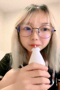 颜值高身材好的妹子，奶子圆润逼逼粉嫩激情大秀直播，尿尿给狼友看，自己把小穴抠的淫.gif