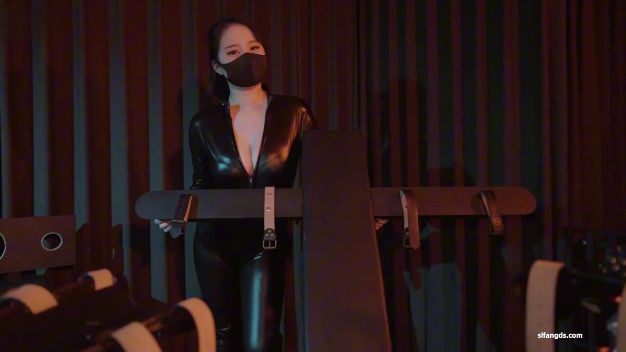 STP34923 女王姐姐手足乳腿交調教小狗 反被小狗暴力狂操 NINA媽媽.jpg