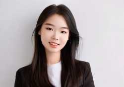一個樣子普通的女生自拍照