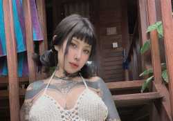 纹身巨乳美女