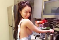 「老娘來親下廚！」爆乳圍兜兜 Julie Chu