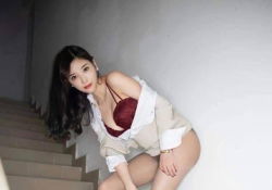 樓梯美腿秀