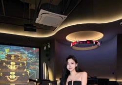 長髮正妹 性感黑絲襪