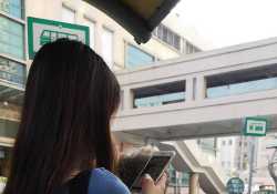 YO。 跟老婆出街。