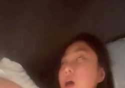 整天開黃腔的巨乳同事邀約週末打撲克