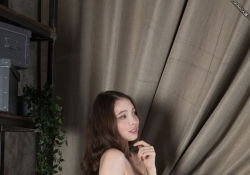 家中跳赤裸舞的丰满美女SUOK