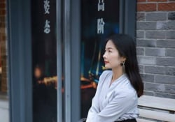 長髮美女 黑絲藍高跟鞋