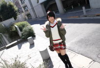 穿著白色制服高中美少女