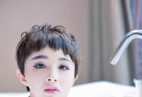 年輕短髮，女模。
