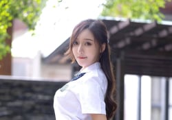 穿上OL制服的妙齡美女