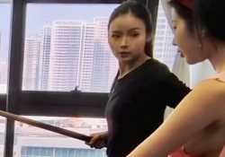 朋友玩桌球