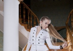 苗条的金发女孩 Milena D 炫耀她的小奶子和修剪过的阴户
