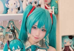 [倉坂くるる] 初音ミクさんのコスプレ自撮り寫メ